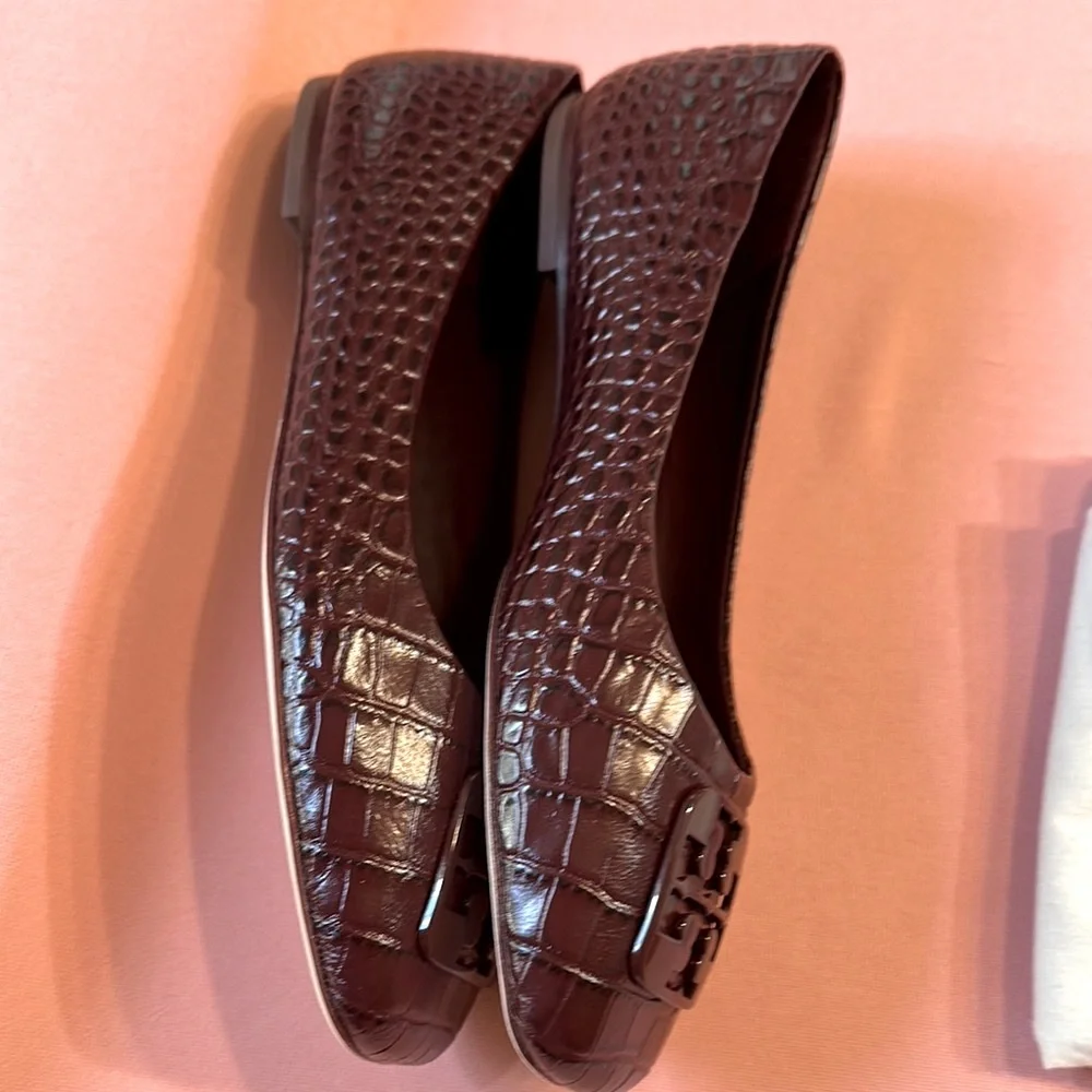 New Women's Tory Burch Brown Leather Flats. Size 8.